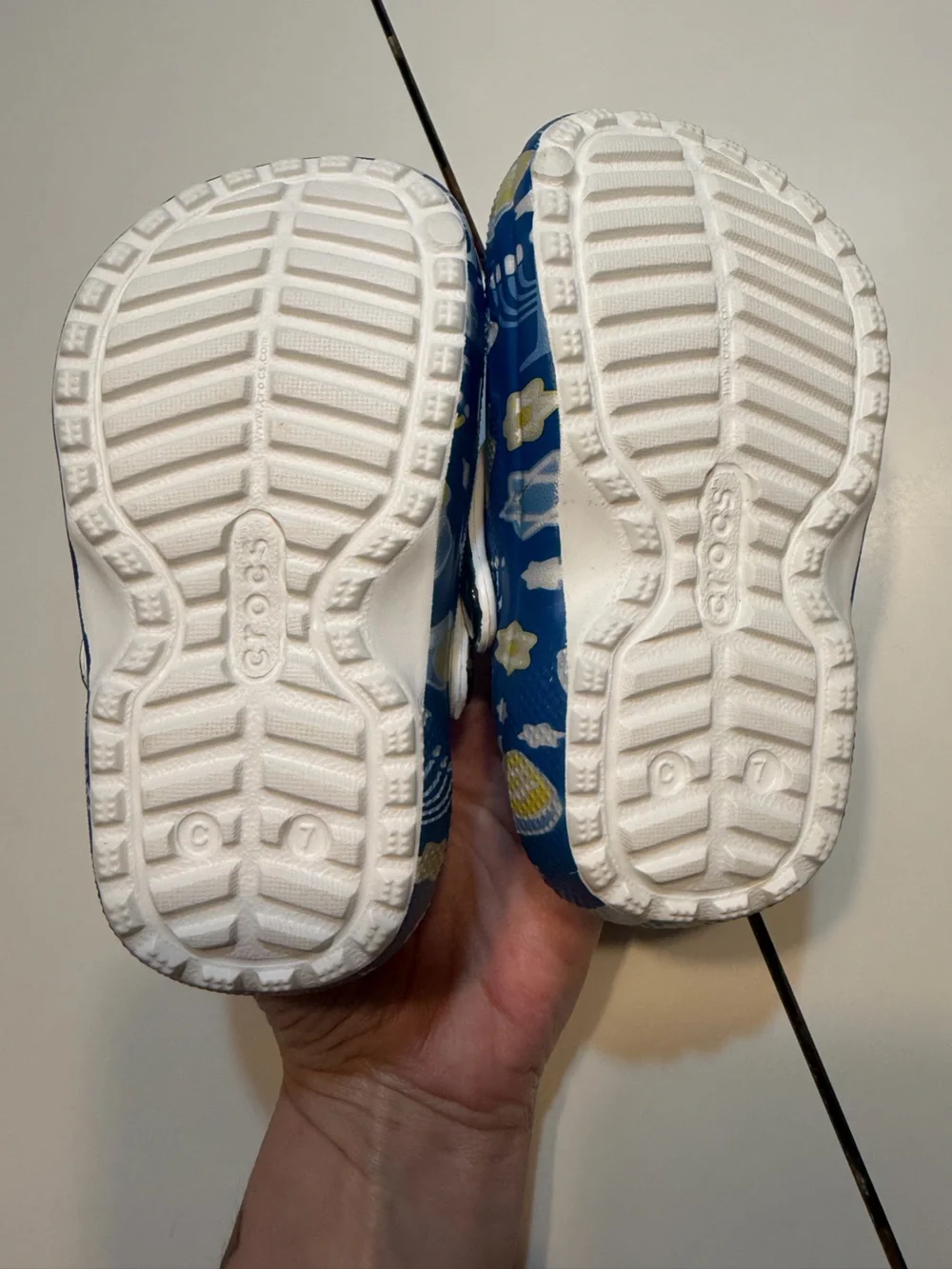 Crocs Kids' 7 Classic Lined Holiday Clogs Hanukkah blue plush white lining